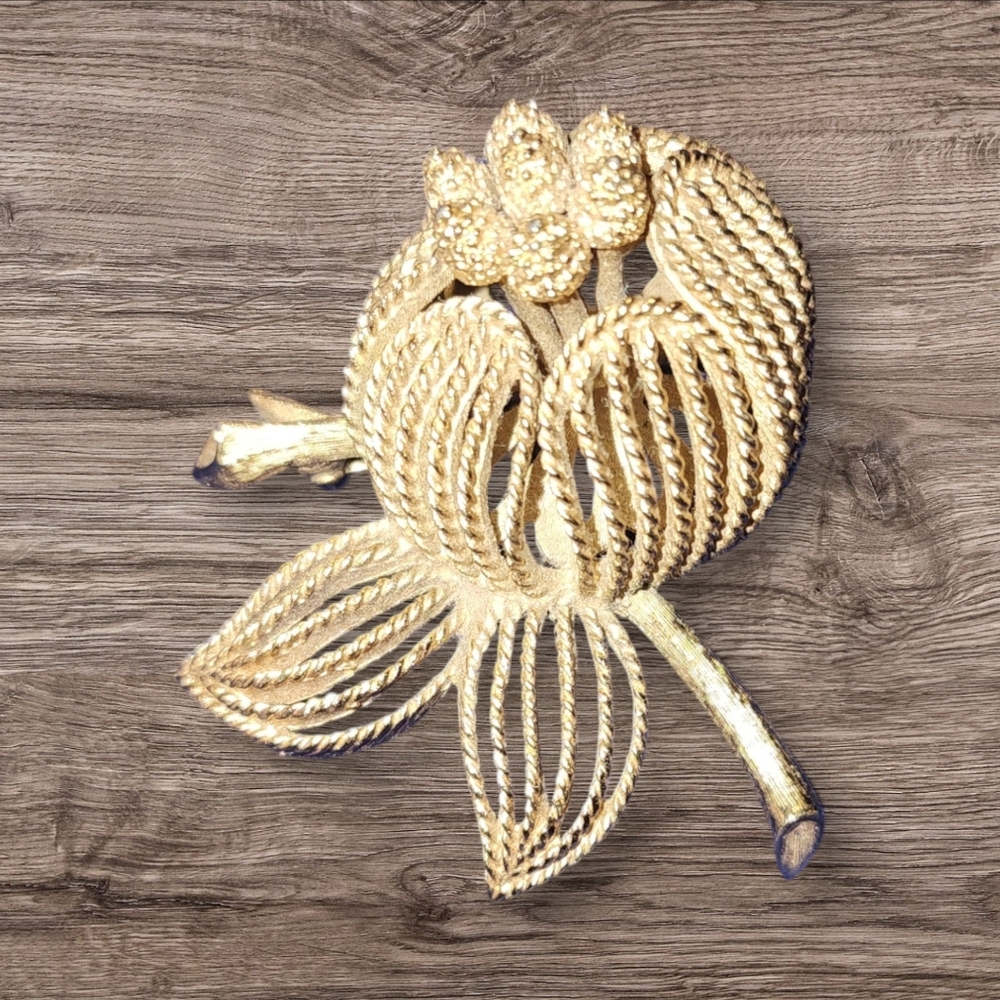 Vintage Monet High Profile Goldtone Flower With Goldtone Stem Brooch/Pin